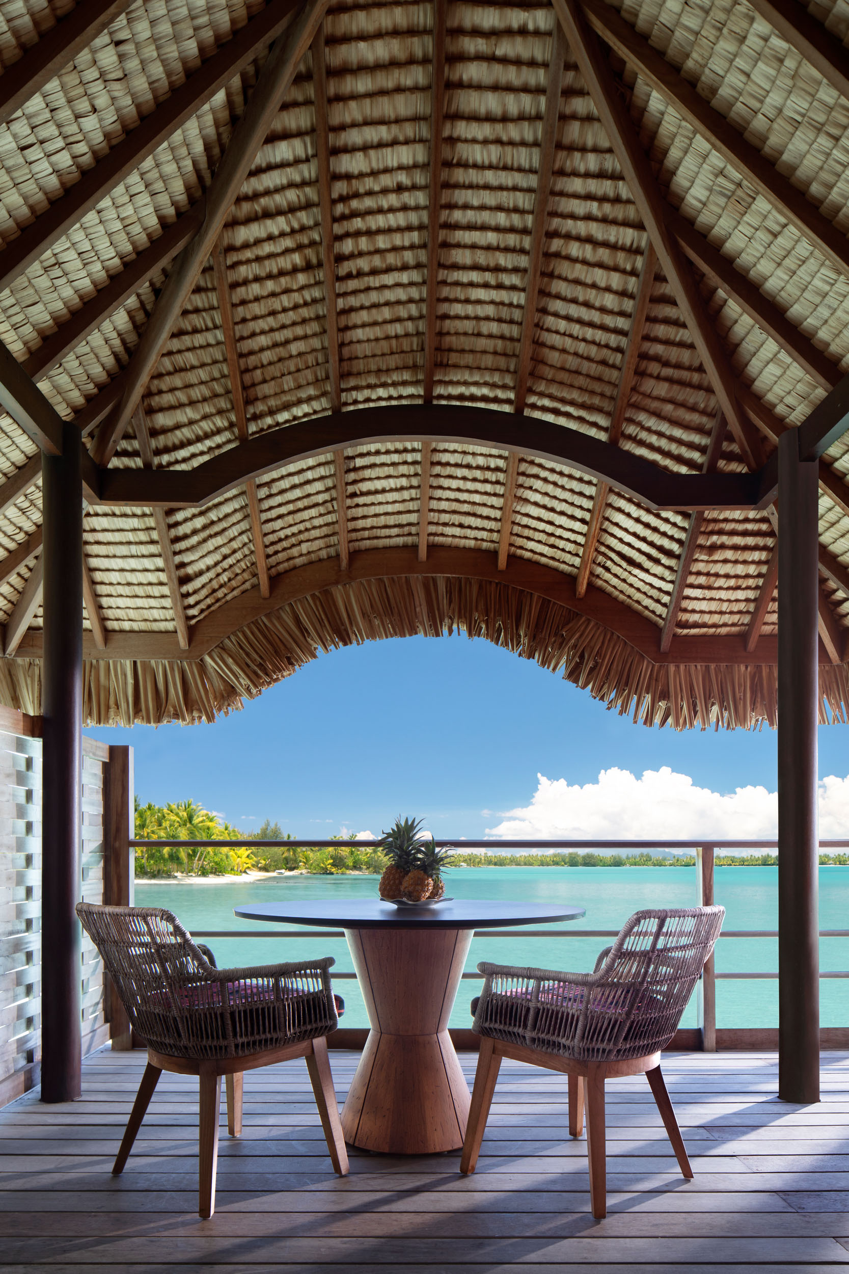 fs.borabora.standardwaterbungalow.deckdetail.304-8673